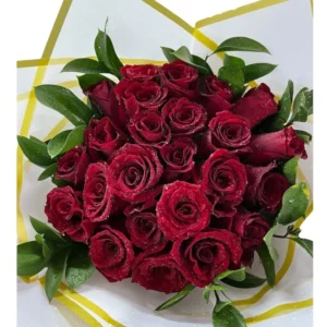 floristeria en cali: ramo de rosas con rusco en cali ref 66