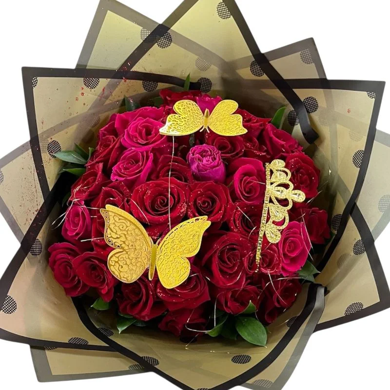 ramo de rosas en cali con corona + mariposas 3d ref 54
