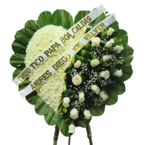 Corona fúnebre con flores blancas en Cali, arreglos florales para funerales, entrega de condolencias en Cali.