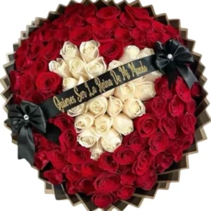 ramo buchon de 100 rosas con forma de corazon
