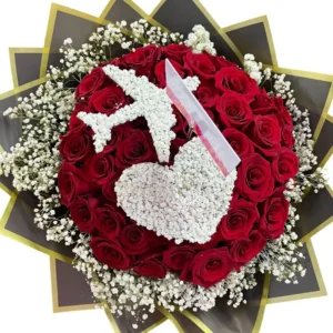 Flores en Cali: Bouquet Buchon de 50 Rosas Rojas con 2 Figuras Personalizadas ref 124