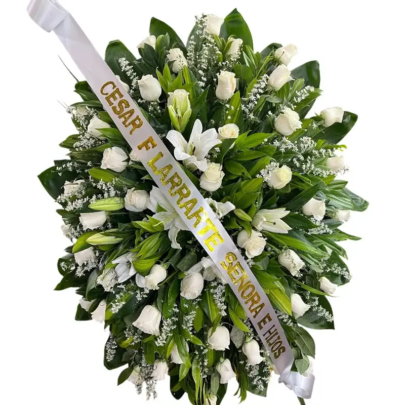 Corona fúnebre de rosas blancas y lirios para condolencias con cinta personalizada en Cali