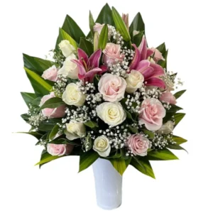 arreglo de lirios y rosas en florero de cristal para cumpleanos en cali