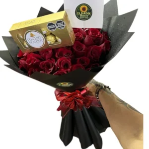 ramo buchon de 50 rosas para aniversario con chocolates ferrero rocher en cali