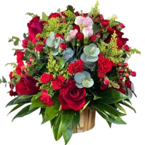 Arreglo floral elegante para mamá con rosas, lirios y tarjeta personalizada a domicilio en Cali.